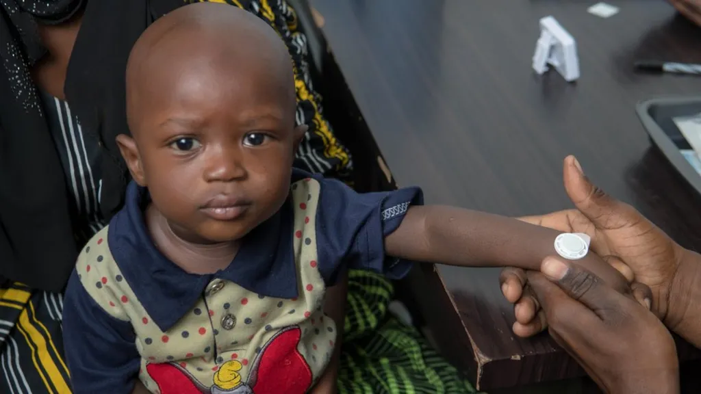 Deze prik blijft zeker plakken: Gambiaanse peuter krijgt vaccinatie via een pleister